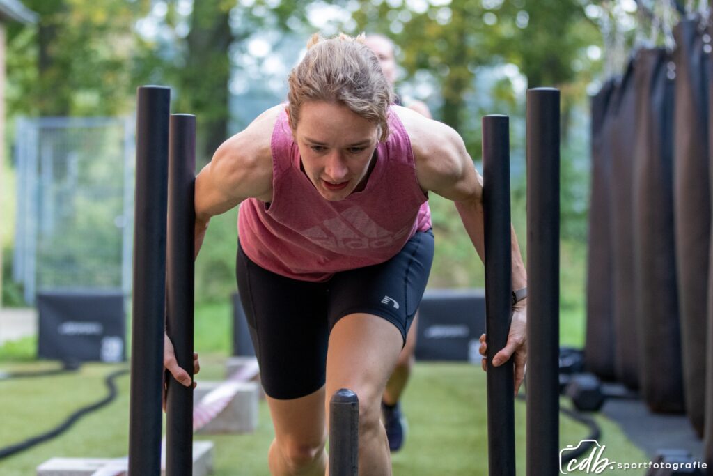 Deelnemer met kettlebells tijdens een HYROX training